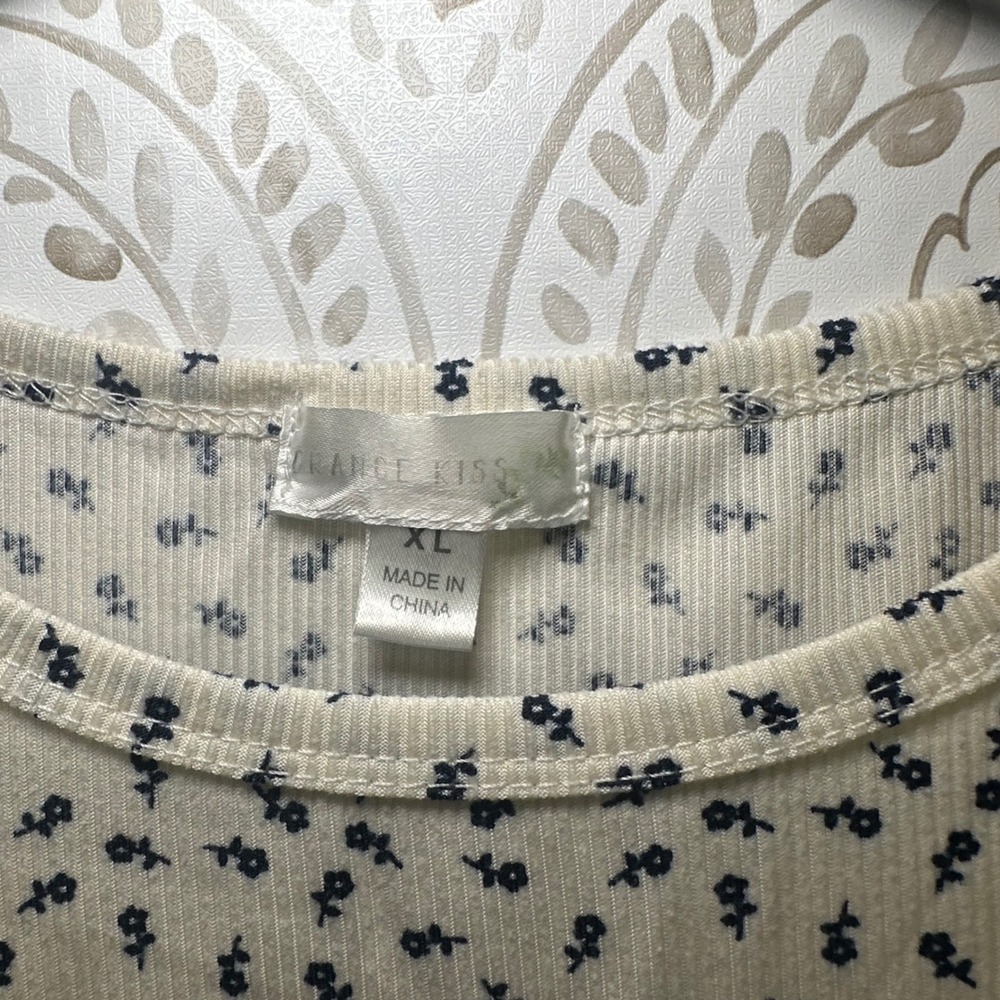 Orange Kiss XL Cream‎ Ditsy Floral Ribbed Side Ruched Short Sleeve Top - Picture 3 of 9